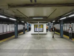 Man slashed at East Harlem subway station, NYPD looking for suspect who fled